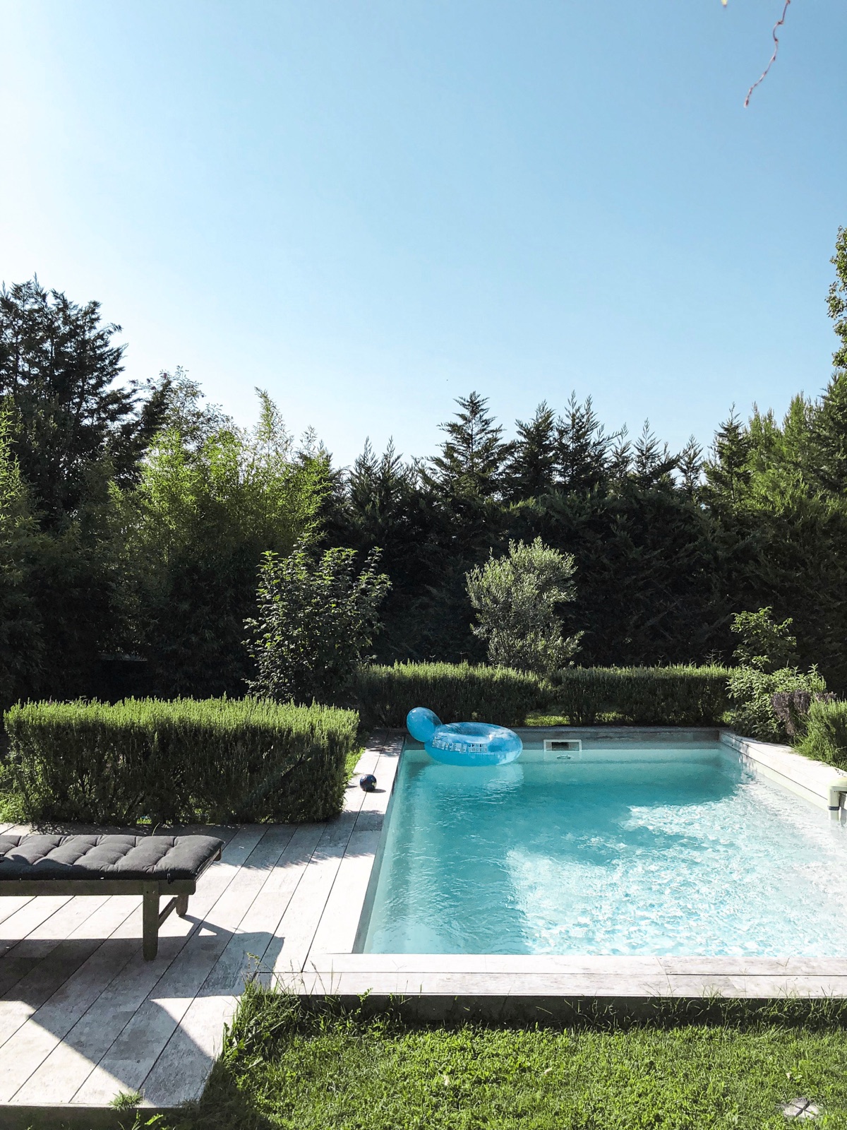 Minimalist pool with float
